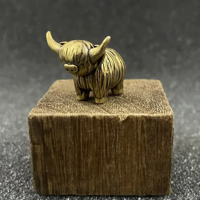 Mini Copper Highland Cow Figurine – Vintage Brass-Style Desk Decor